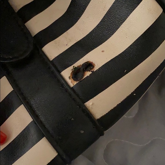 Black and white striped EXPRESS purse - Picture 5 of 5